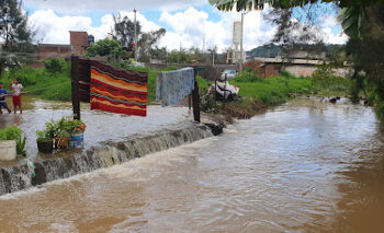 Atiende Ayuntamiento inundaciones en colonias del oriente de Uruapan
