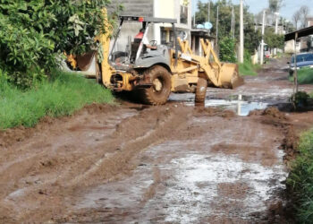 Rehabilitan calles afectadas por lluvia en colonias aledañas a Valle dorado
