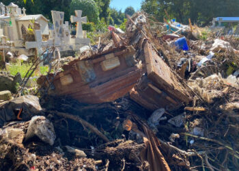 Luego de dos meses de abandono, retiran basura de panteones municipales