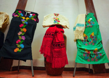 Autoridades municipales inauguran exhibición y venta de rebozos y accesorios artesanales de Michoacán