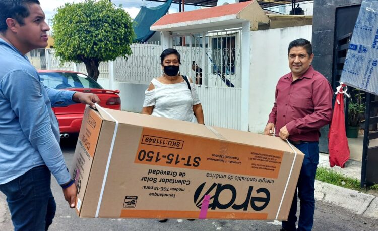 Con entrega de calentadores solares, Cedillo mejora economía de uruapenses