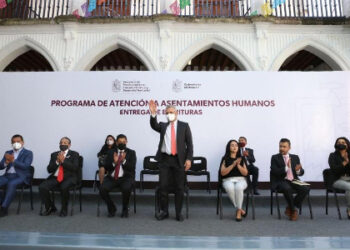 Bedolla ofrece apoyo a personas de escasos recursos para escriturar viviendas