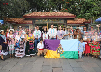 Nacho Campos entrega reconocimientos a médicos tradicionales