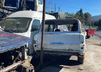 Intenso operativo para retirar obstáculos y vehículos chatarra de la vía pública