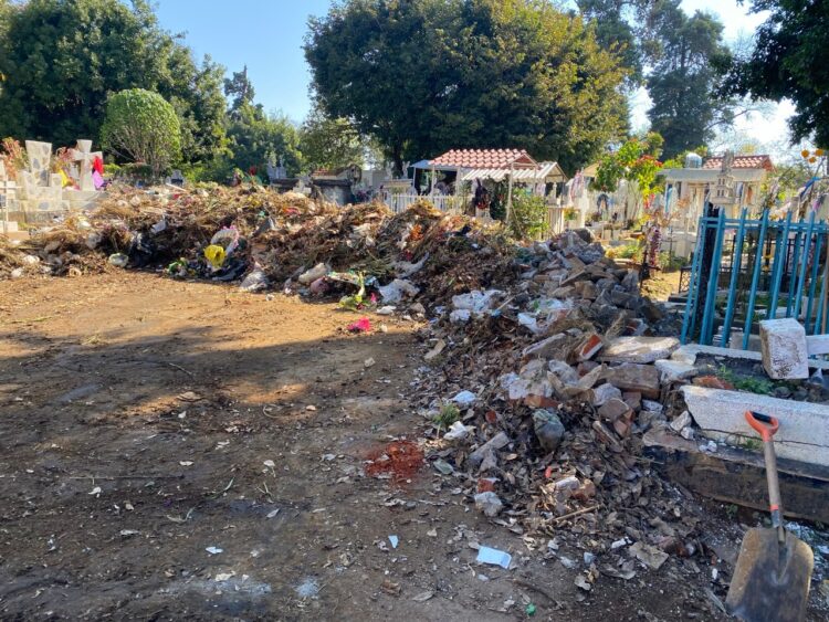 Personal de panteones municipales de Uruapan realiza jornada de gran limpieza