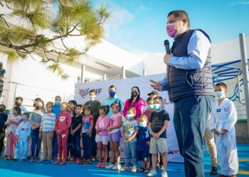Nacho Campos entrega área infantil a niños de la colonia El Milagro en Uruapan