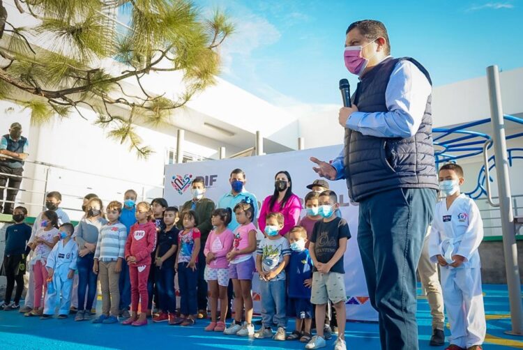 Nacho Campos entrega área infantil a niños de la colonia El Milagro en Uruapan