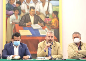 Bedolla e integrantes del gabinete, atienden necesidades de pueblos indígenas