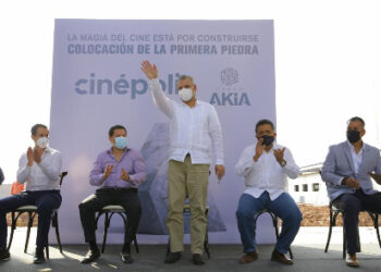 Apatzingán se fortalece en inversión; Bedolla coloca primera piedra de Cinépolis