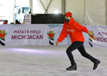 Inaugura Bedolla pista de hielo en Ceconexpo