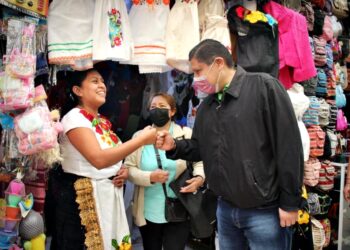 Celebran locatarios y alcalde once aniversario de mercado Vasco de Quiroga