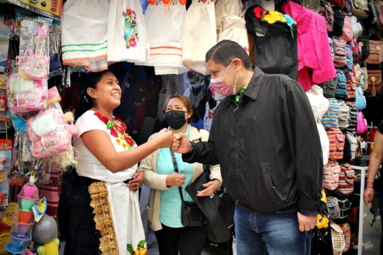 Celebran locatarios y alcalde once aniversario de mercado Vasco de Quiroga