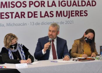 Firma Bedolla compromisos por la igualdad y bienestar de michoacanas