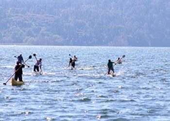 Exitosa y divertida competencia de canotaje en el Lago de Zirahuén