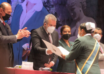 Condecora Bedolla a enfermeras y enfermeros michoacanos por su lucha contra la pandemia