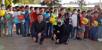 Paco Cedillo entrega mil 500 juguetes a niños de diferentes colonias en Uruapan