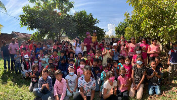 “Juntos Buscando Poder de Gestión A.C.” y DIF Municipal, entregan juguetes a niños de la zona oriente de Uruapan