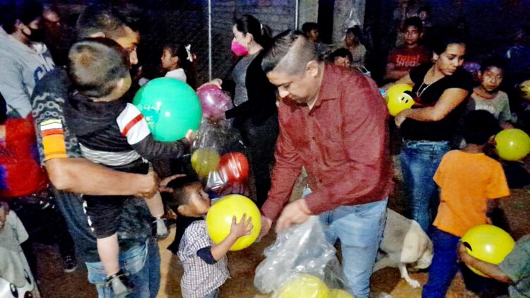 Paco Cedillo ayuda a los Reyes Magos para que ni un niño se quede sin juguetes