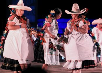 K’uínchekua presumió tradición y cultura de pueblos originarios al mundo: Bedolla