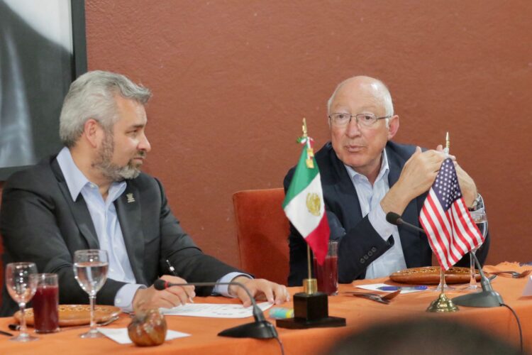 Bedolla expone potencial económico de Michoacán a embajador de USA en México