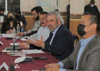Gobierno de Michoacán exhorta a docentes y médicos atender a comunidades con rezago social