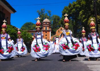 Ritual y Desfile de Aguadoras llena de tradición y color las calles de Uruapan