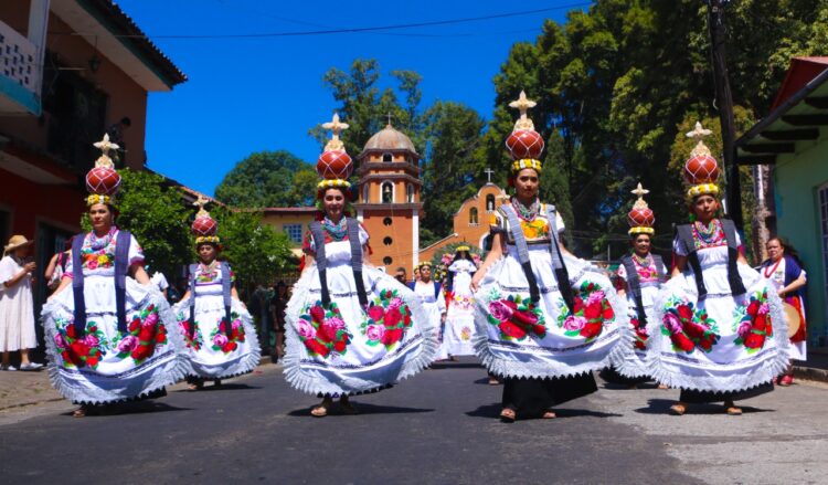 Ritual y Desfile de Aguadoras llena de tradición y color las calles de Uruapan