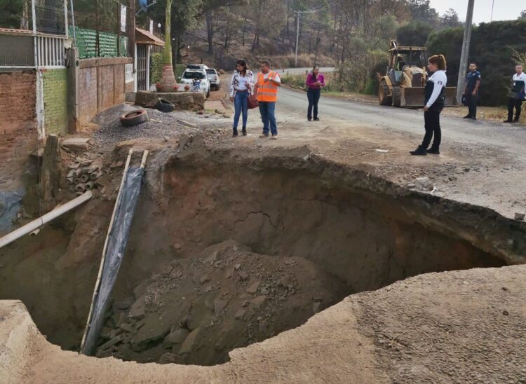 Reparan tramo carretero Uruapan – Ziracuaretiro en el Salto de las Ranas