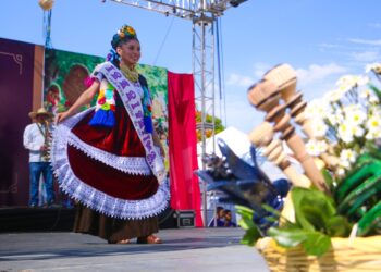 Iniciaron Barrios Fundadores de Uruapan su presentación en el Tianguis Artesanal