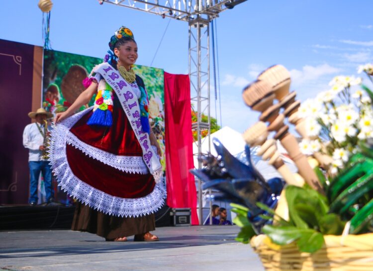 Iniciaron Barrios Fundadores de Uruapan su presentación en el Tianguis Artesanal