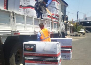 Entregó Paco Cedillo 25 calentadores solares a familias uruapenses