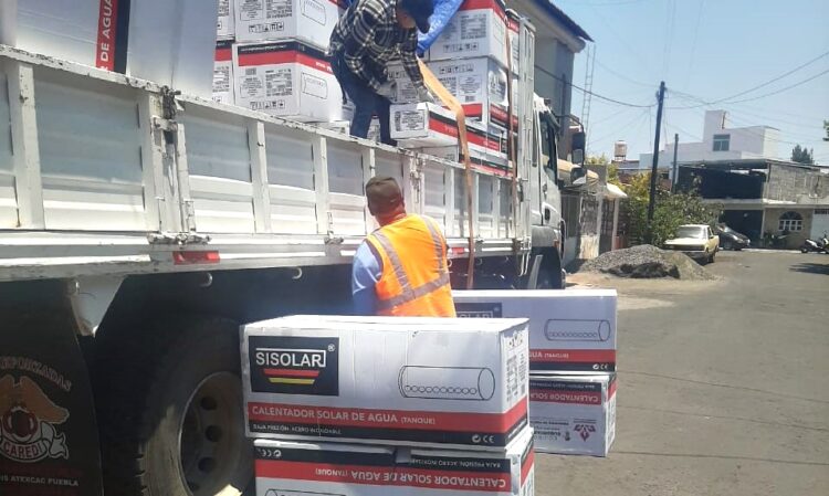 Entregó Paco Cedillo 25 calentadores solares a familias uruapenses