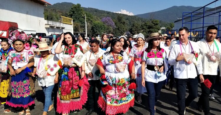 Tras dos años de ausencia, vuelve con éxito la Feria del Geranio a Tingambato
