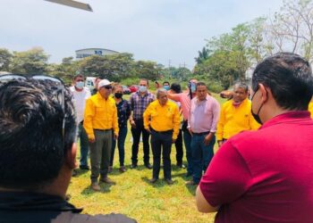 Trabajo coordinado de gobiernos para sofocar el incendio forestal en Uruapan