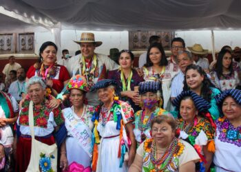Con vistoso desfile y luego de dos años, inició el Tianguis Artesanal de Uruapan
