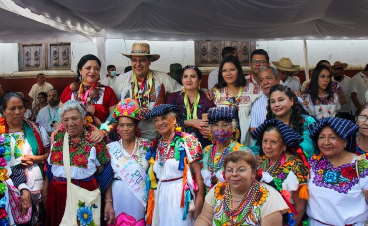 Con vistoso desfile y luego de dos años, inició el Tianguis Artesanal de Uruapan