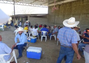 Feligreses de La Virgen de la Candelaria en Arteaga, conviven en Los Coyotes