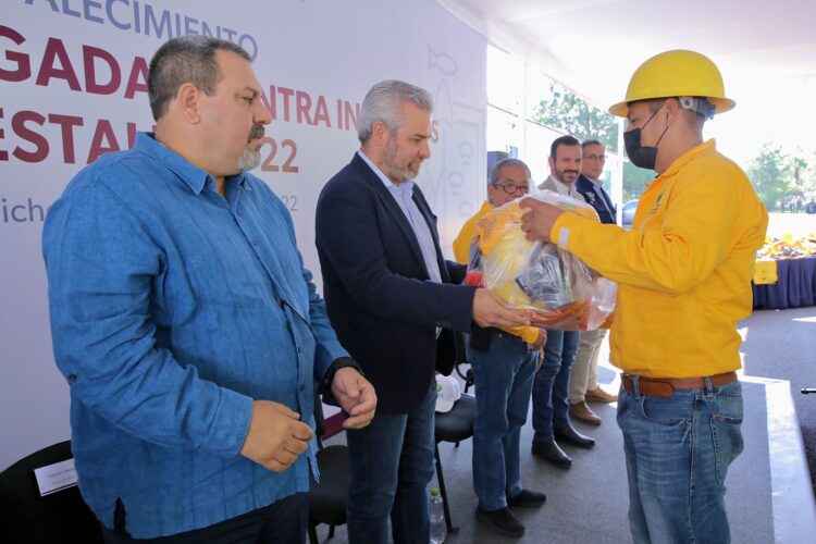 Más de 11 mdp este año para combate de incendios en Michoacán: Bedolla