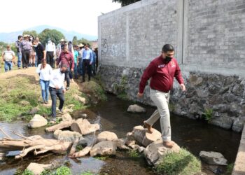 Alcalde Nacho Campos frena invasión al manantial El Zauco, al oriente de Uruapan
