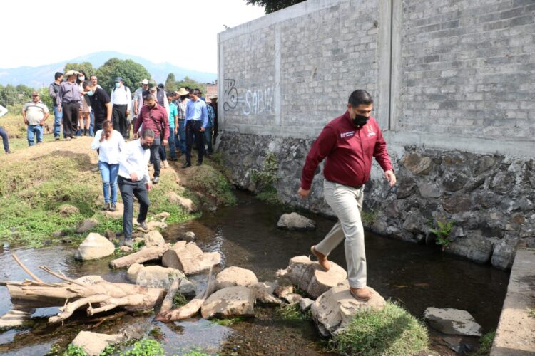 Alcalde Nacho Campos frena invasión al manantial El Zauco, al oriente de Uruapan