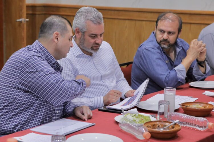 Propone Ramírez Bedolla acciones para fortalecer a porcicultores michoacanos