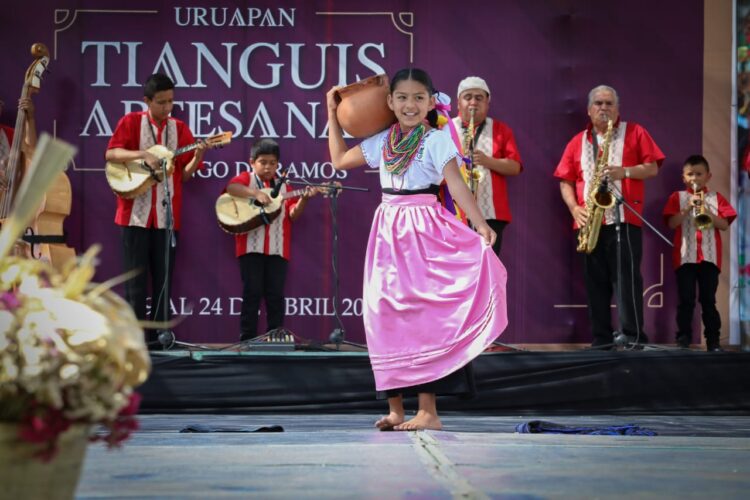 Escenario del Tianguis Artesanal permite el renacer del Barrio Los Santos Reyes