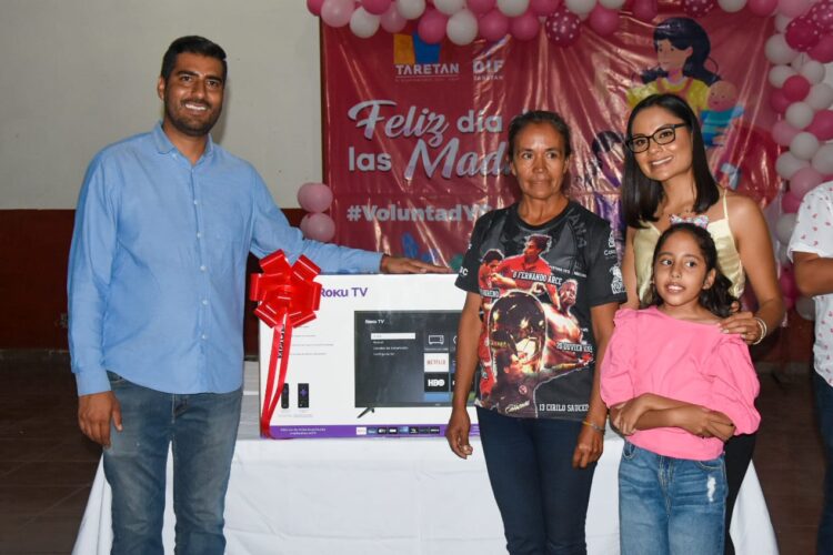 Celebra Poncho a mamás Taretenses
