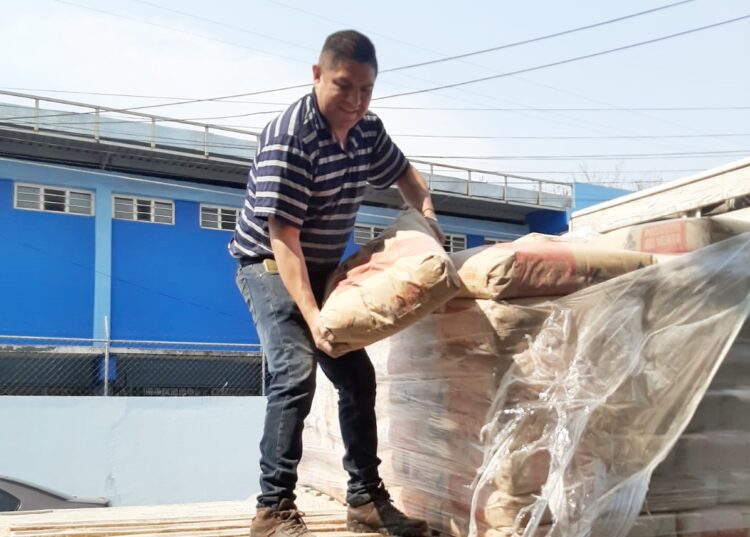 Con entrega de material mejoramos calidad de vida de uruapenses: Cedillo