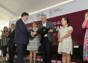 Bedolla pide a docentes forjar educación en instrumento de paz para Michoacán