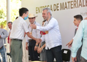 Entrega Ramírez Bedolla apoyos para fortalecer la educación en Huetamo