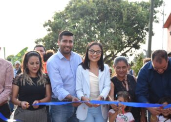 inaugura Alfonso Chávez pavimentación en la colonia de Ex Hacienda de Taretan