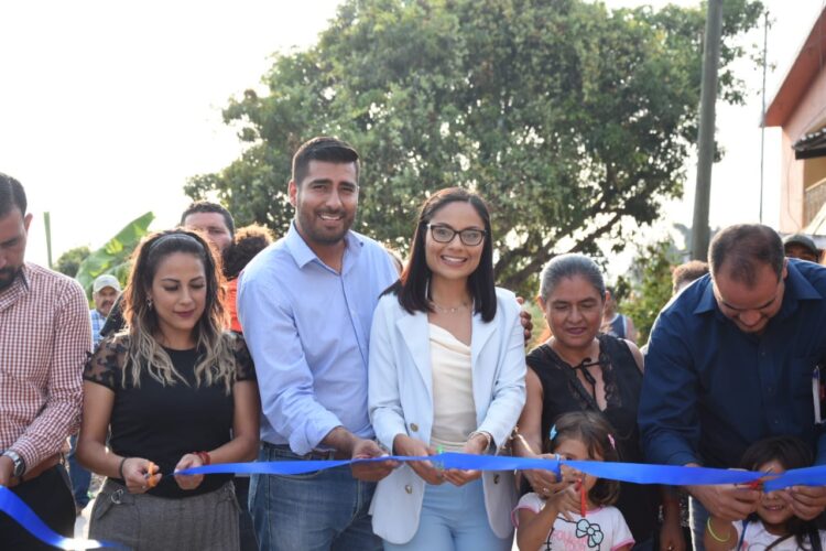 inaugura Alfonso Chávez pavimentación en la colonia de Ex Hacienda de Taretan