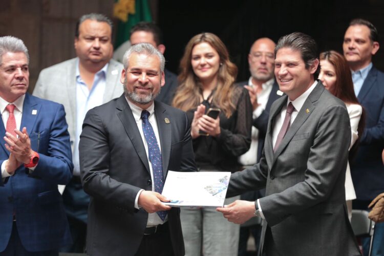 Recibe Bedolla Plan de Desarrollo  Municipal 2021-2024 de Morelia