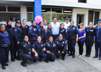 Festeja el alcalde Nacho Campos a las mamás que son policías de Uruapan
